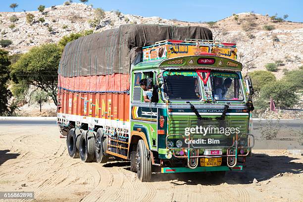 dekorierte alte lieferwagen ashok leyland in rajasthan, indien - indian truck stock-fotos und bilder