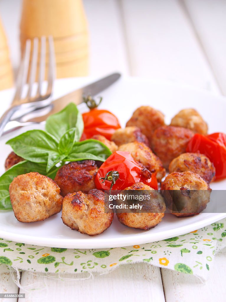 Albóndigas con tomate en un plato blanco