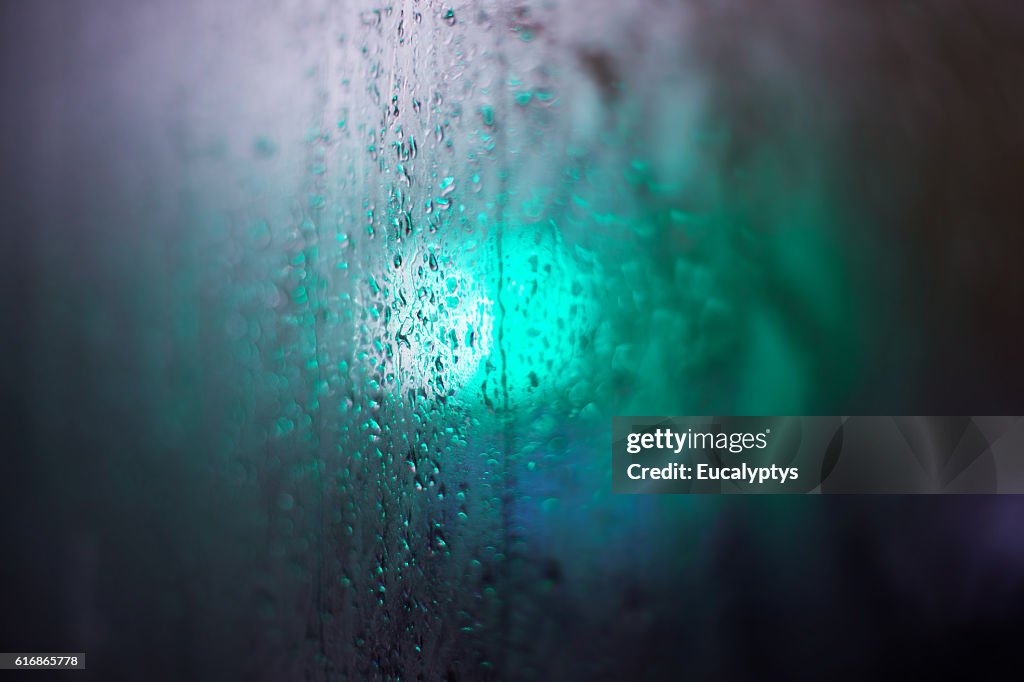 Ampeln im Glas bei Regen reflektiert