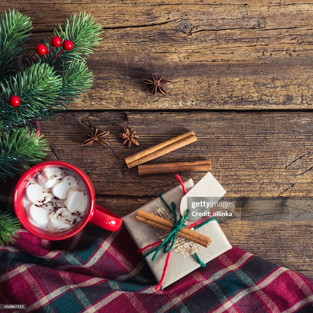 Rote Tasse mit Schokolade und marshmallows mit hölzernem Hintergrund