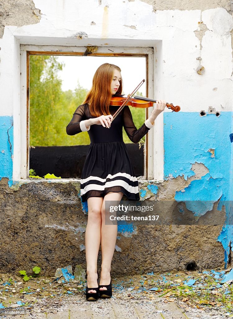 Belle fille avec du violon