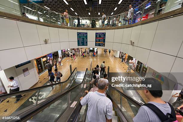 chinatown mrt train station, singapore - crowded train station smartphone stockfoto's en -beelden