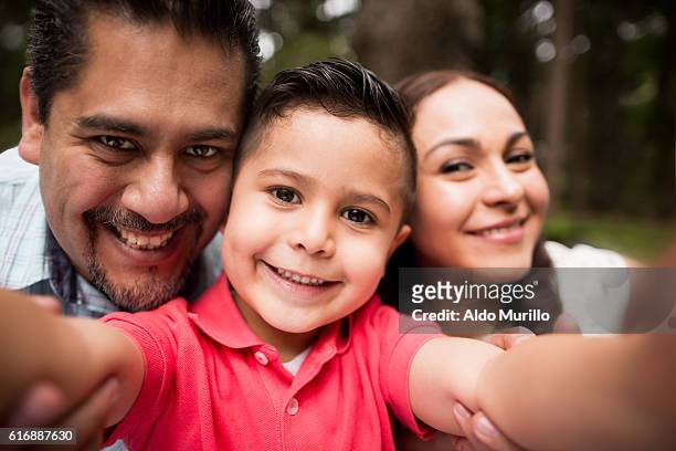 lateinische familie macht ein selfie und lächelt in die kamera - latin father and son stock-fotos und bilder