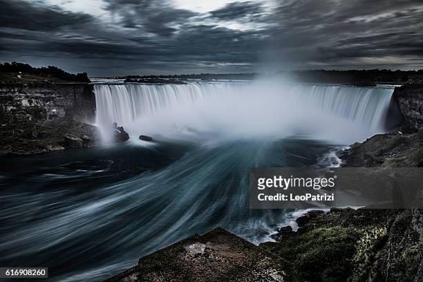 cascate del niagara di notte - canada - nord america - niagara falls città foto e immagini stock