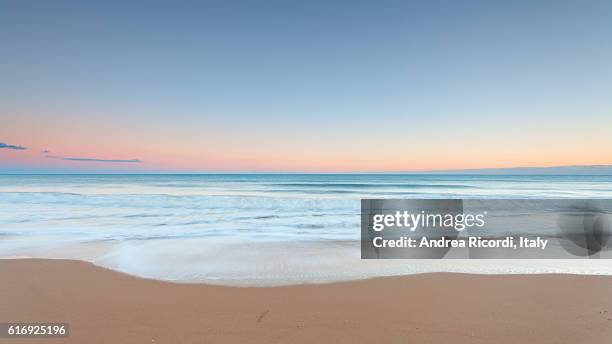 soft colors dusk by the sea - horizont über wasser stock-fotos und bilder