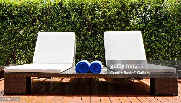 relaxing seats - sdraio da spiaggia foto e immagini stock