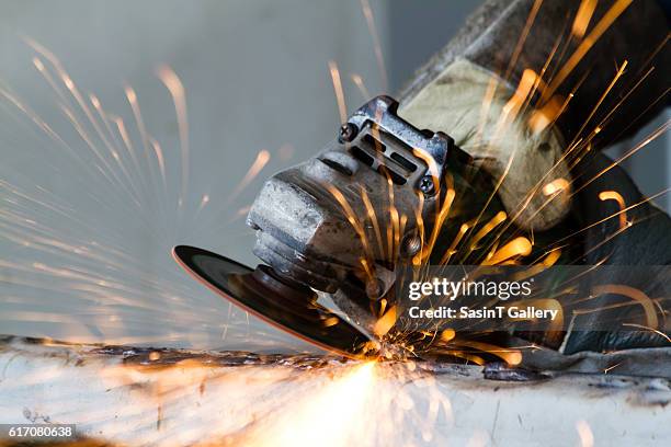 metal grinding on steel pipe - herramienta eléctrica fotografías e imágenes de stock