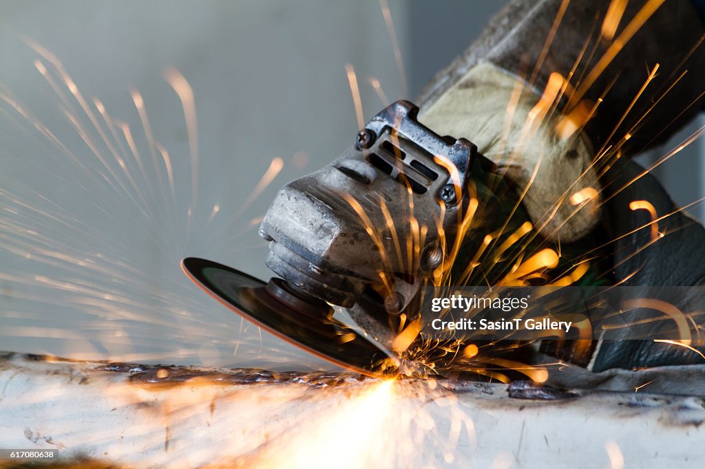 Metal grinding on steel pipe