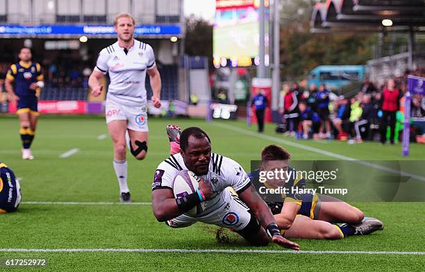 Taku Ngwenya of Brive scores his sides first try during the European Rugby Challenge Cup match between Warriors and Brive at Sixways Stadium on...