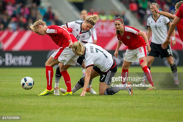 Pauline Bremer battles with players of the Austrian team during the Women's International Friendly match between Germany and Austria at the...