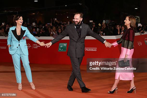 Juliette Binoche, Ralph Fiennes and Kristin Scott Thomas and walk a red carpet for 'The English Patient - Il Paziente Inglese' during the 11th Rome...