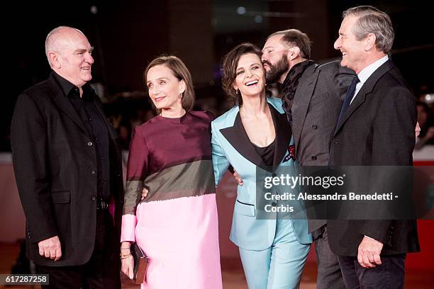 Paul Zaentz, Kristin Scott Thomas, Juliette Binoche, Ralph Fiennes and Julian Wadham walk a red carpet for 'The English Patient - Il Paziente...