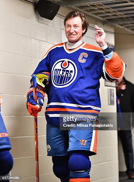 Wayne Gretzky of the Edmonton Oilers alumni takes to the ice in advance of the 2016 Tim Hortons NHL Heritage Classic alumni game at Investors Group...