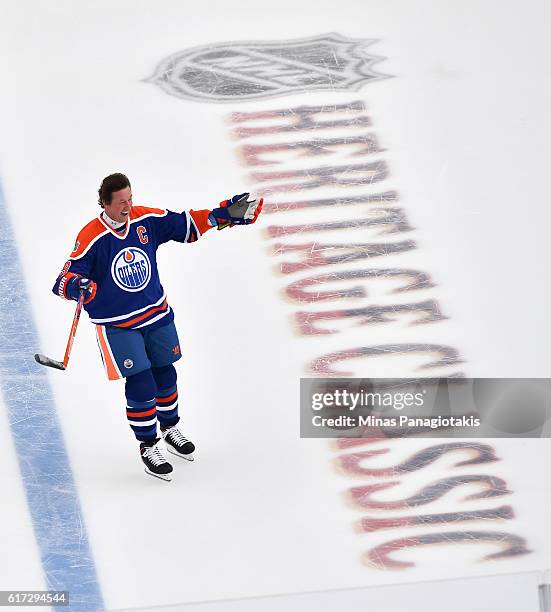 Wayne Gretzky of the Edmonton Oilers alumni waves to the crowd during the 2016 Tim Hortons NHL Heritage Classic alumni game at Investors Group Field...