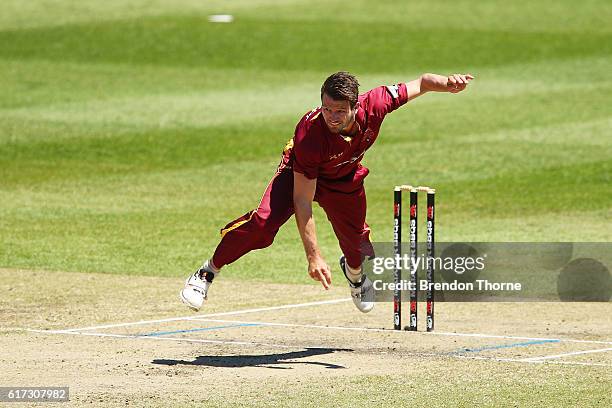 Michael Neser of the Bulls bowls during the Matador BBQs One Day Cup Final match between Queensland and New South Wales at North Sydney Oval on...