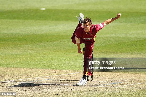 Mitchell Swepson of the Bulls bowls during the Matador BBQs One Day Cup Final match between Queensland and New South Wales at North Sydney Oval on...