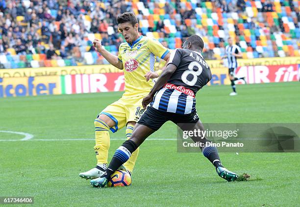 Emmanuel Agyemang Badu of Udinese Calcio competes with Duarte Gaston Brugman of Pescara Calcio during the Serie A match between Udinese Calcio and...