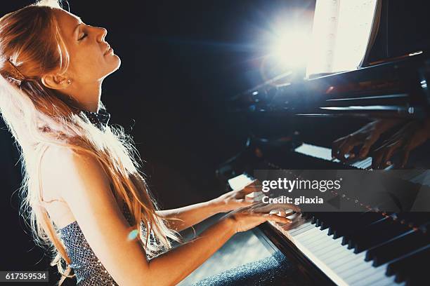 female pianist performing at a concert. - pianist stockfoto's en -beelden