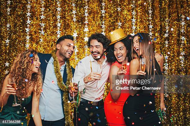 happy group at glamorous party - formele kleding stockfoto's en -beelden