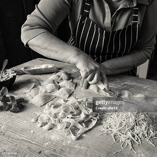 die selbstgemachte pasta - dough photo stock-fotos und bilder