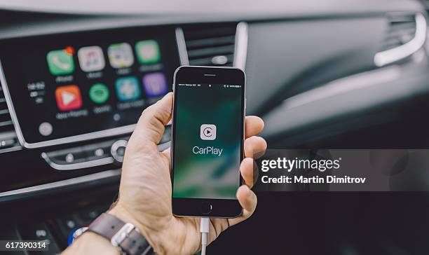 applecarplay - holding iphone - fotografias e filmes do acervo