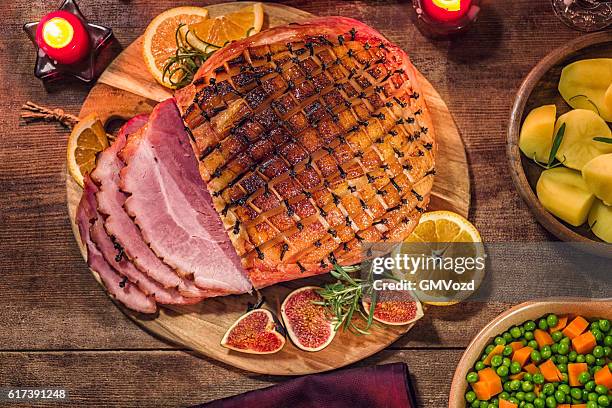 glazed holiday ham with cloves background - glazed ham imagens e fotografias de stock