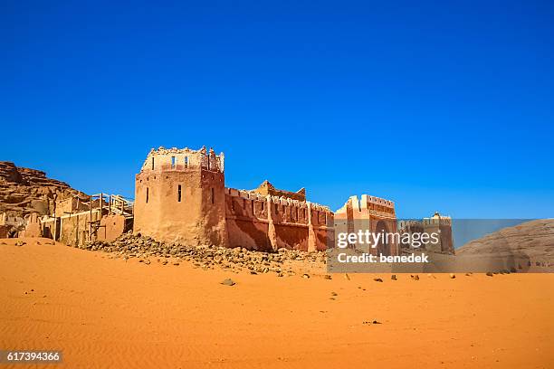 lawrence d’arabie décors de cinéma château wadi rum désert jordanie - lawrence darabie photos et images de collection