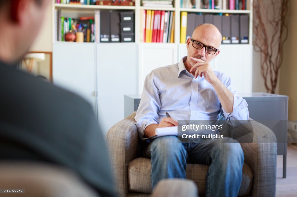 Sessione di terapia, uomo adulto che parla con il suo psicoterapeuta