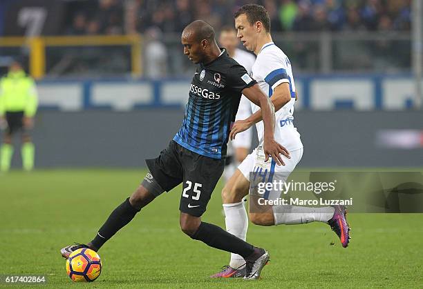 Abdoulay Konko of Atalanta BC is challenged by Ivan Perisic of FC Internazionale Milano during the Serie A match between Atalanta BC and FC...