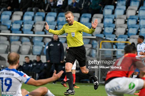 Referee Glenn Nyberg during the allsvenskan match between IFK Norrkoping and Falkenbergs FF at Ostgotaporten on October 23, 2016 in Norrkoping,...