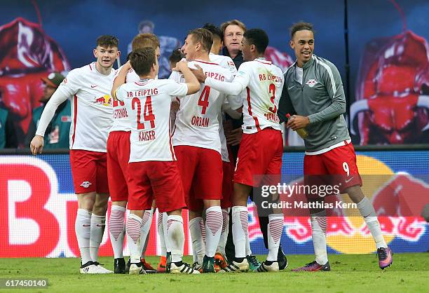 Davie Selke of Leipzig jubilates with team mates and head coach Ralph Hasenhuettl after scoring the fourth goal during the Bundesliga match between...