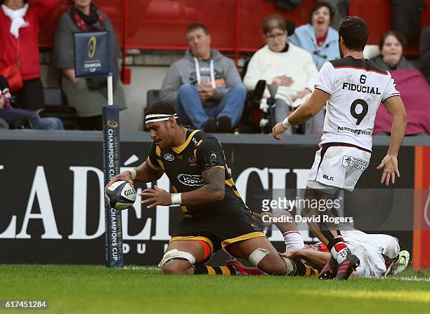 Nathan Hughes of Wasps scores a last minute try during the European Champions Cup match between Toulouse and Wasps at Stade Ernest Wallon on October...