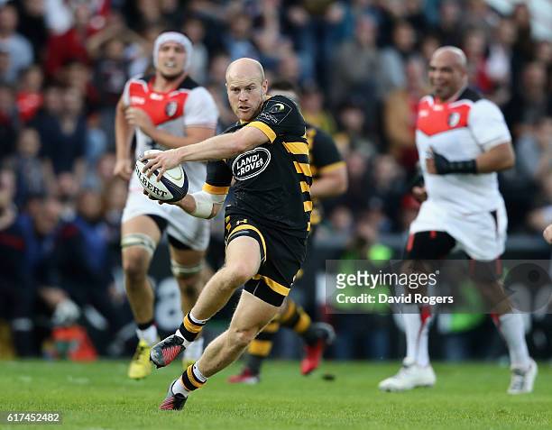 Joe Simpson of Wasps breaks with the ball during the European Champions Cup match between Toulouse and Wasps at Stade Ernest Wallon on October 23,...