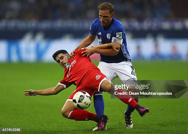 Jairo Samperio of FSV Mainz 05 battles for the ball with Benedikt Howedes of Schalke during the Bundesliga match between FC Schalke 04 and 1. FSV...
