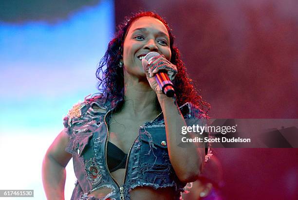 Tlc Performance 3,279 Chilli Rozonda Thomas Stock Photos, High-Res Pictures, and Images ...