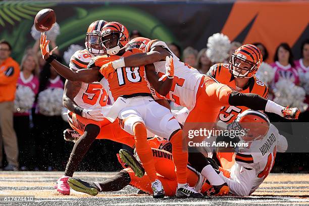 Green of the Cincinnati Bengals catches a hail marry pass for a touchdown at the end of the second quarter of the game while being defended by...