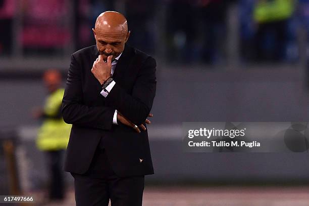 Head coach Luciano Spalletti of Roma looks on during the Serie A match between AS Roma and US Citta di Palermo at Stadio Olimpico on October 23, 2016...