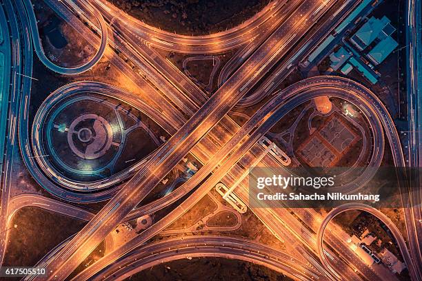 top view of an infinity road, highway traffic and city - order pad stockfoto's en -beelden