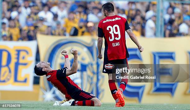 Maximiliano Rodriguez of Newell's Old Boys celebrates after scoring the first goal of his team during a match between Rosario Central and Newell's...