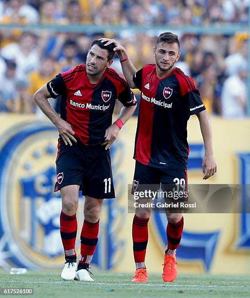 Maximiliano Rodriguez of Newell's Old Boys celebrates with teammate Jalil Elias after scoring the first goal of his team during a match between...