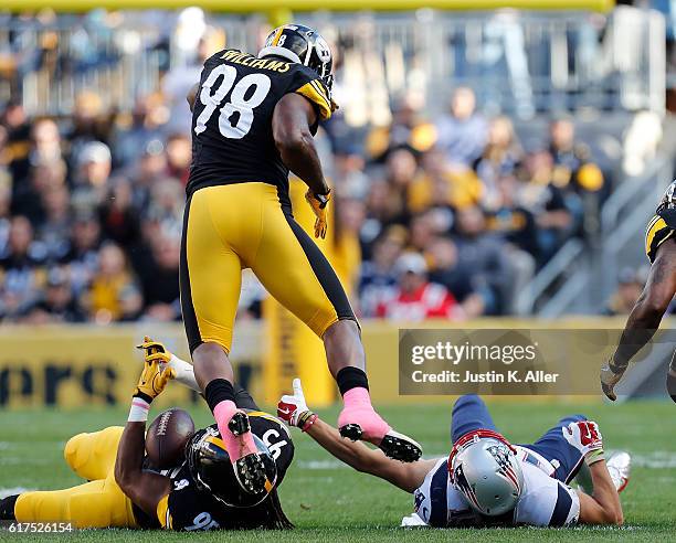 Jarvis Jones of the Pittsburgh Steelers recovers the ball after stripping it away from Chris Hogan of the New England Patriots in the first quarter...