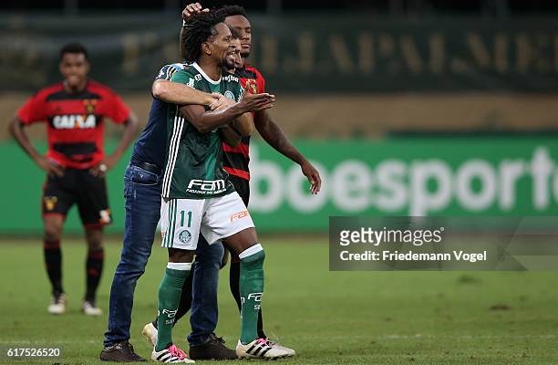 Head coach Cuca of Palmeiras gives advice to Ze Roberto during the match between Palmeiras and Sport Recife for the Brazilian Series A 2016 at...