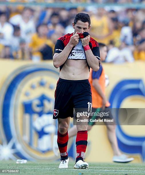 Maximiliano Rodriguez of Newell's Old Boys celebragtes after scoring the first goal of his team during a match between Rosario Central and Newell's...