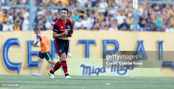 Maximiliano Rodriguez of Newell's Old Boys celebrates after scoring the first goal of his team during a match between Rosario Central and Newell's...