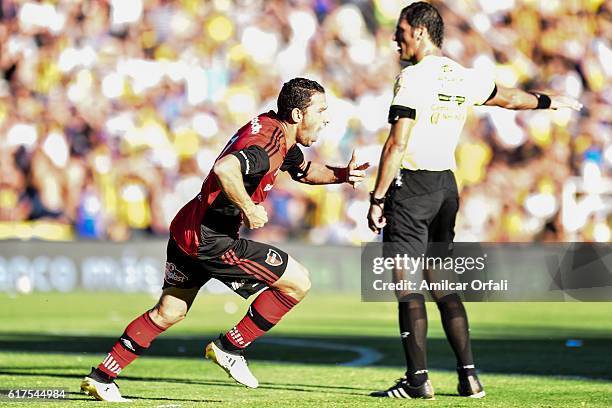 Maxi Rodriguez of Newell´s Old Boys celebrates after scoring the winning goal during a match between Rosario Central and Newell's Old Boys as part of...