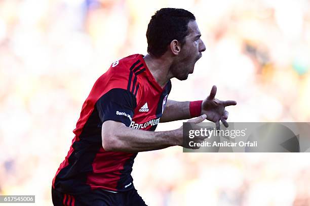 Maxi Rodriguez of Newell´s Old Boys celebrates after scoring the winning goal during a match between Rosario Central and Newell's Old Boys as part of...