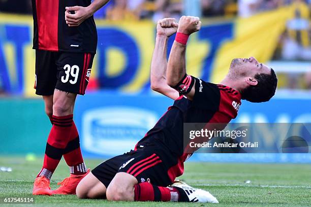 Maxi Rodriguez of Newell´s Old Boys celebrates after scoring during match between Rosario Central and Newell's Old Boys as part of Torneo Primera...