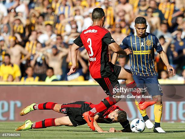 Teofilo Gutierrez of Rosario Central fights for the ball with Franco Escobar of Newell´s Old Boys during a match between Rosario Central and Newell's...