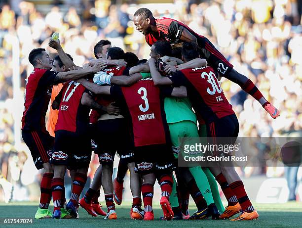Players of Newell's Old Boys celebrate after winning a match between Rosario Central and Newell's Old Boys as part of Torneo Primera Division 2016/17...
