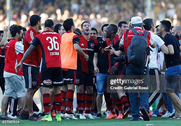 Players of Newell's Old Boys celebrate after winning a match between Rosario Central and Newell's Old Boys as part of Torneo Primera Division 2016/17...